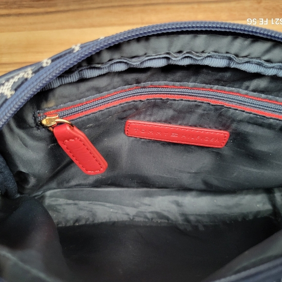 Tommy Hilfiger Navy & White Signature Logo Crossbody with Adjustable Strap, EUC - Picture 3 of 5